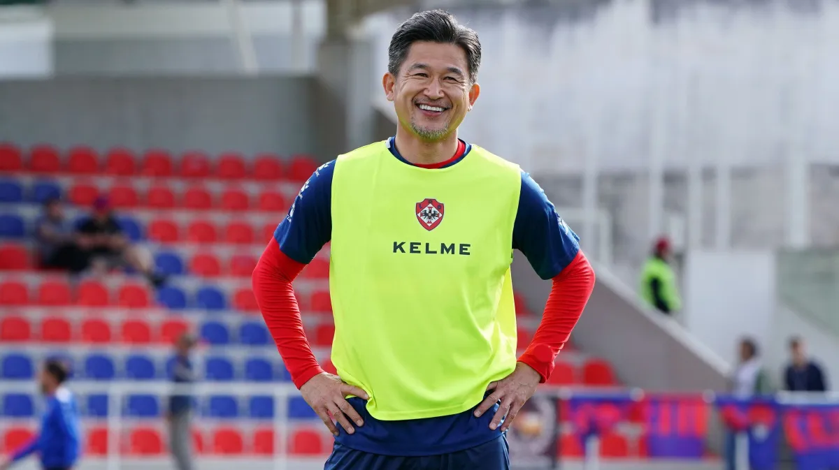  Aos 58 anos, ex-Santos assina com novo clube: "Paixão pelo futebol"