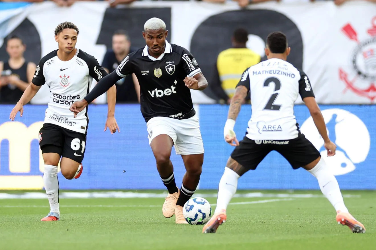 Brasileiro: Corinthians e Botafogo empatam em jogo elétrico de quatro gols