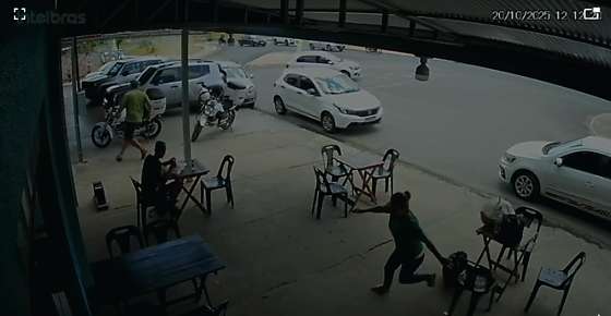 Carro desgovernado invade comércios e danifica veículos na Avenida dos Trabalhadores