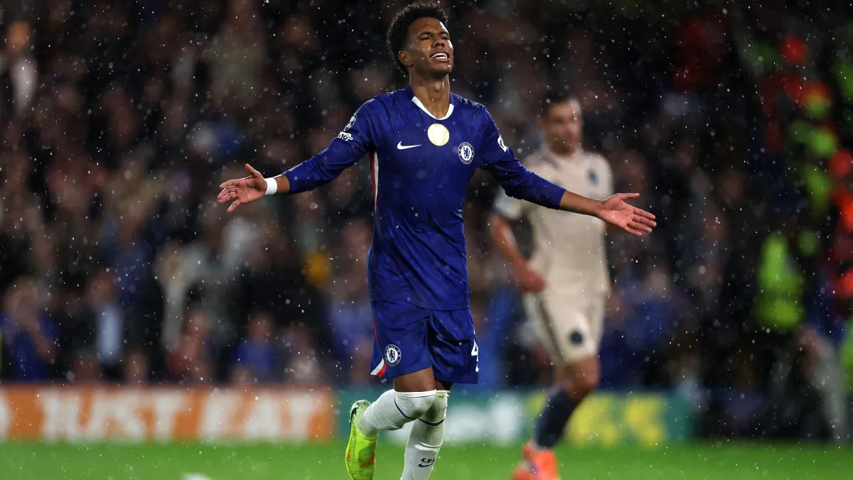 Chelsea aproveita expulsão e amassa Ajax com gol e recorde de Estêvão