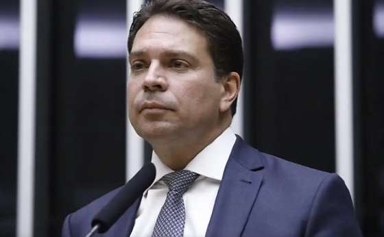 Condenado a 16 anos de prisão, Ramagem foge do Brasil e pede licença médica