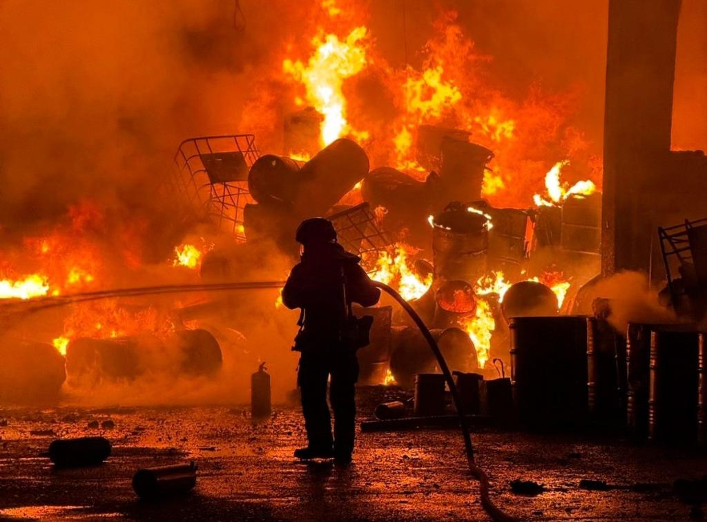 Corpo de Bombeiros combate incêndio de grandes proporções em empresa de reciclagem