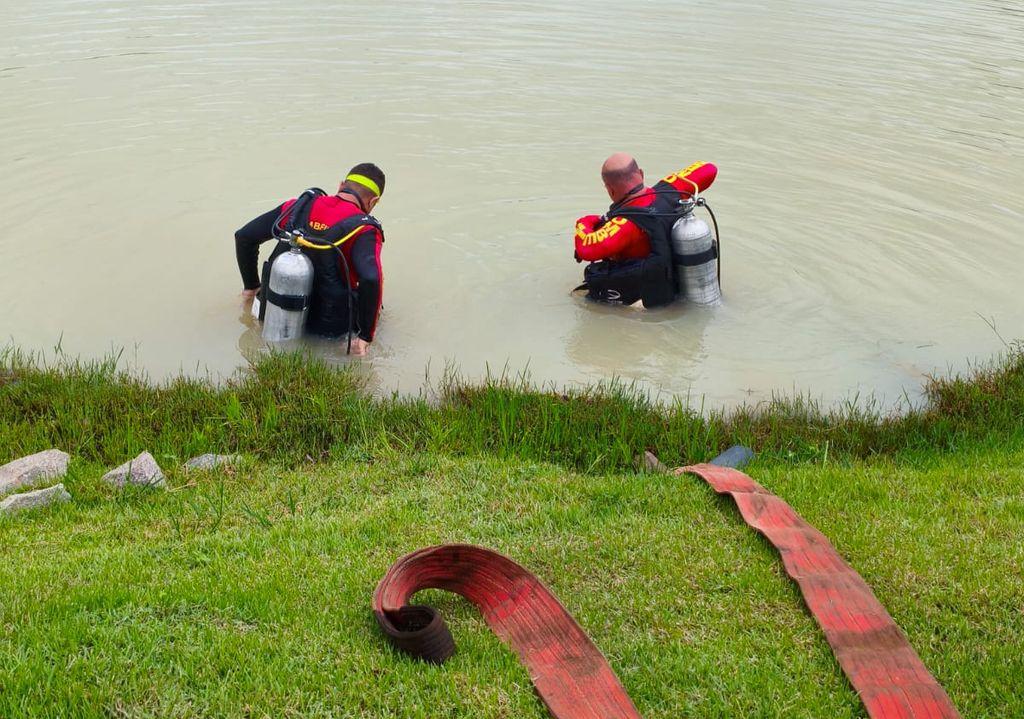 Corpo de Bombeiros localiza a auxilia na retirada de carro que caiu em lago