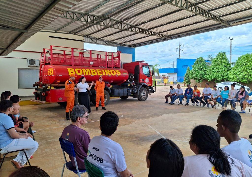 Corpo de Bombeiros realiza palestra educativa na APAE sobre prevenção e segurança