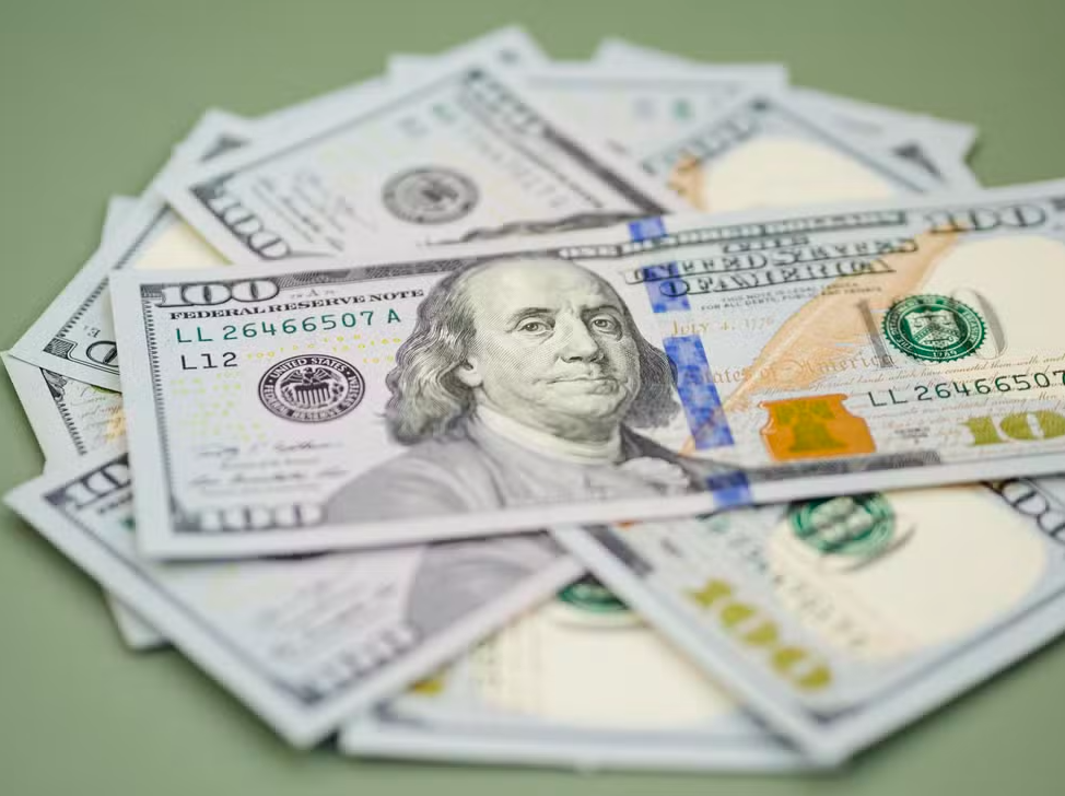 Dólar opera em alta e bate R$ 5,86, com temor de recessão nos EUA no radar; Ibovespa recua