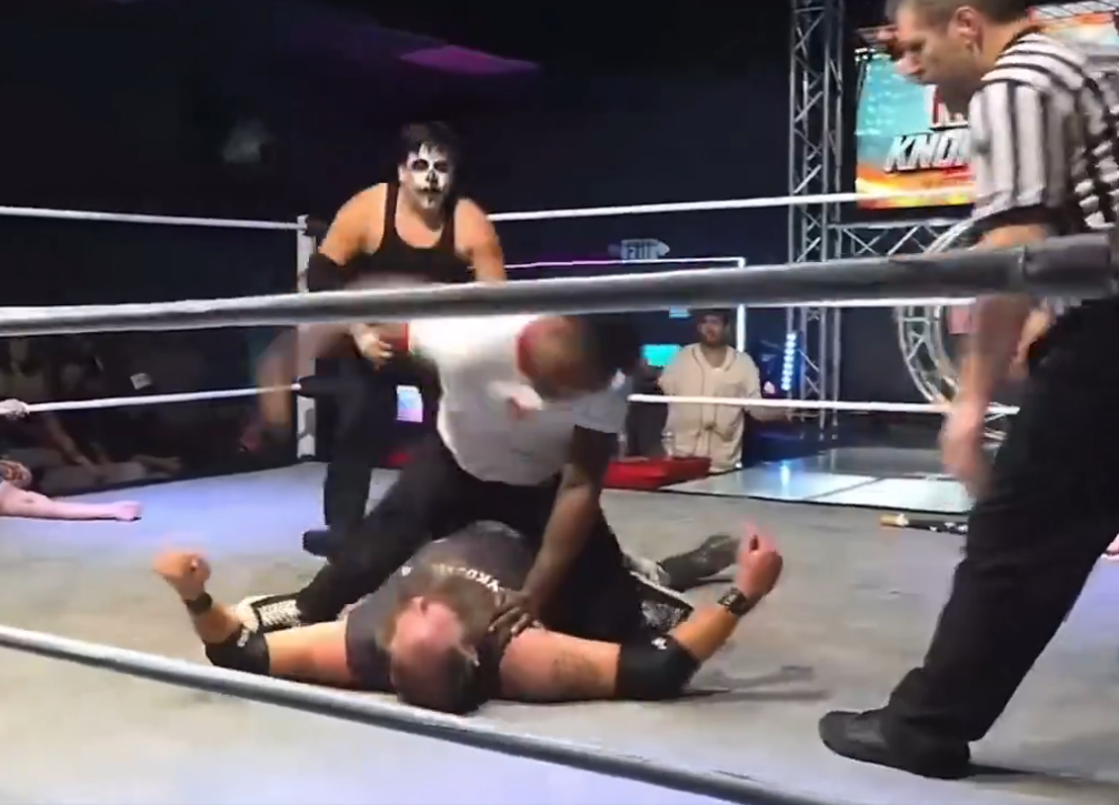 Filho de campeão do UFC "sai do roteiro" e espanca lutador no wrestling