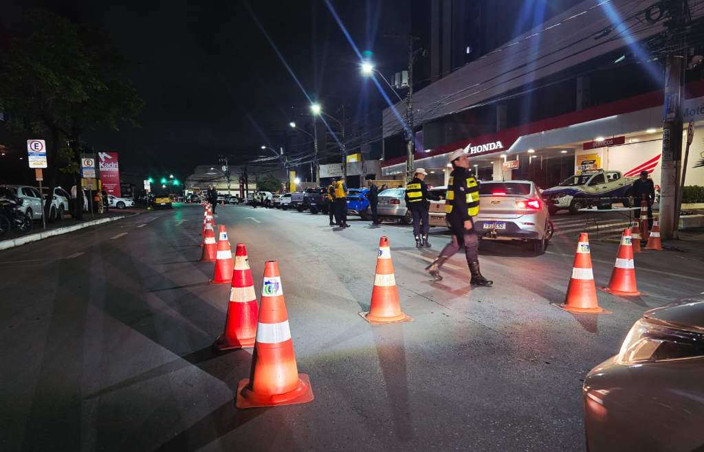  Fiscalização prende 12 condutores embriagados na avenida Isaac Póvoas na madrugada deste domingo (19)