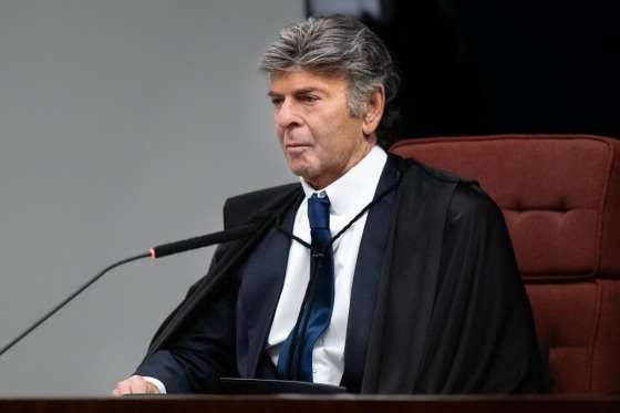 Fux cita incompetência absoluta do STF e vota para anular ação contra réus