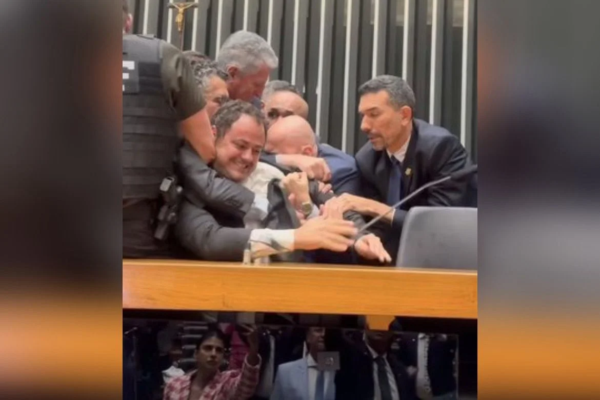 Glauber Braga é retirado à força após ocupar a Mesa Diretora da Câmara. Vídeo