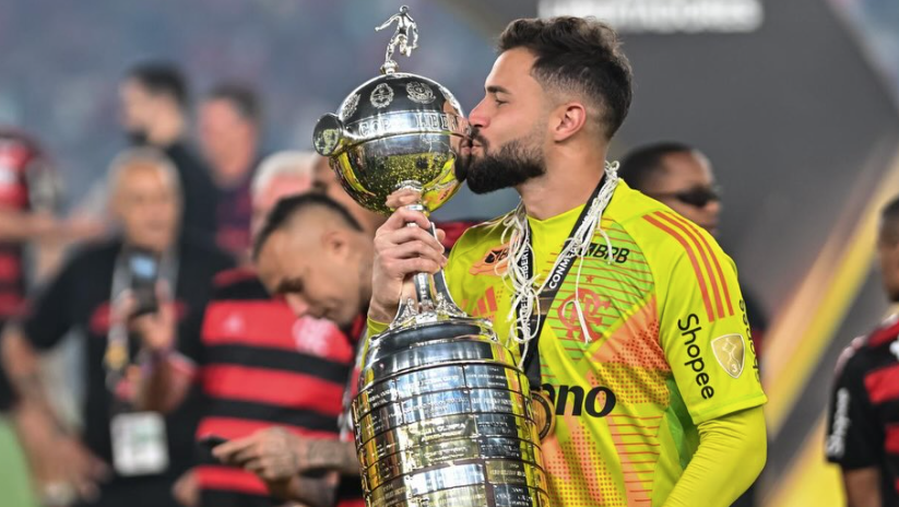 Goleiro do Flamengo volta ao Brasil para nascimento do filho