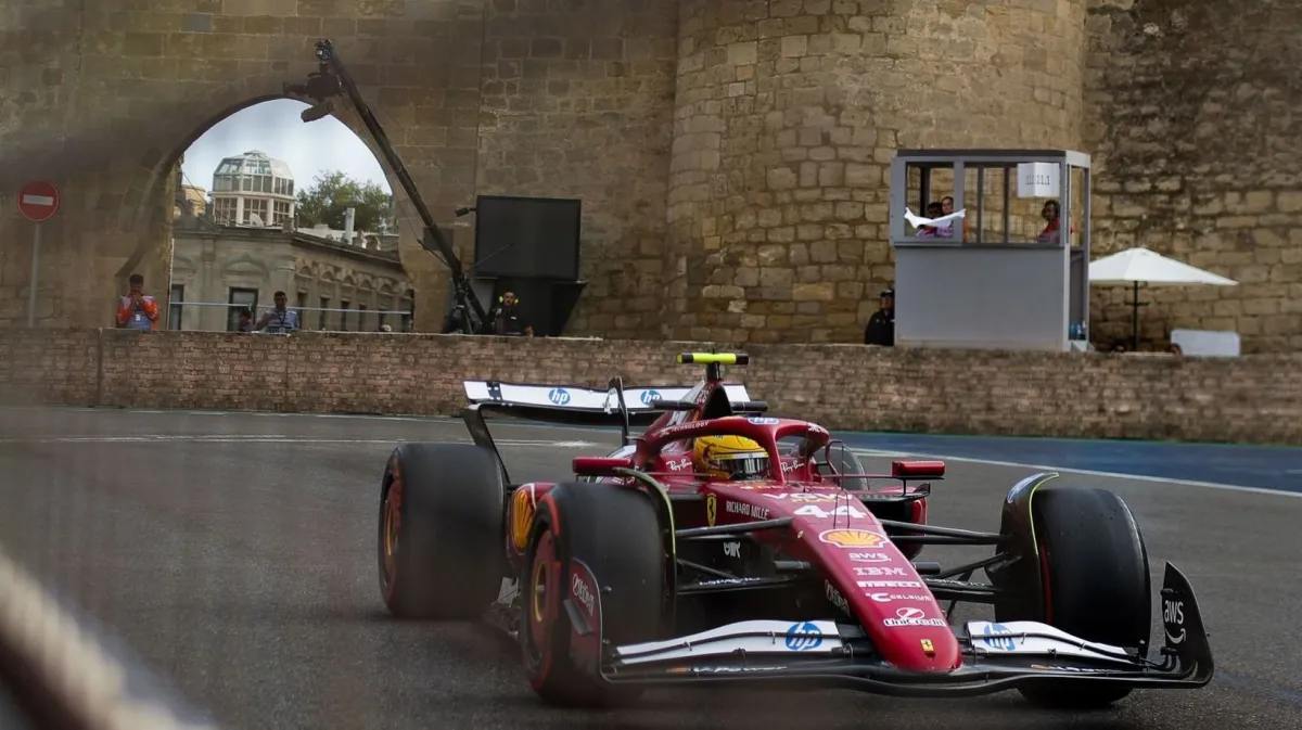 Hamilton comanda dobradinha da Ferrari em Baku; Norris abandona sessão