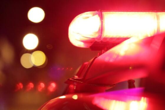  Homem embriagado arrasta irmã pelos cabelos e é contido por vizinhos com uma “tijolada”