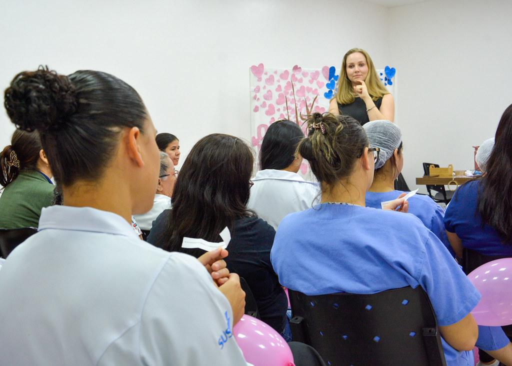 Hospital Regional de Sinop promove conscientização sobre câncer de mama para servidoras