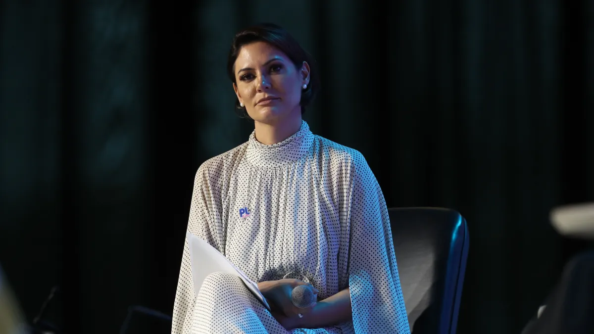 Humilhação, diz Michelle após ordem de monitoramento na casa de Bolsonaro