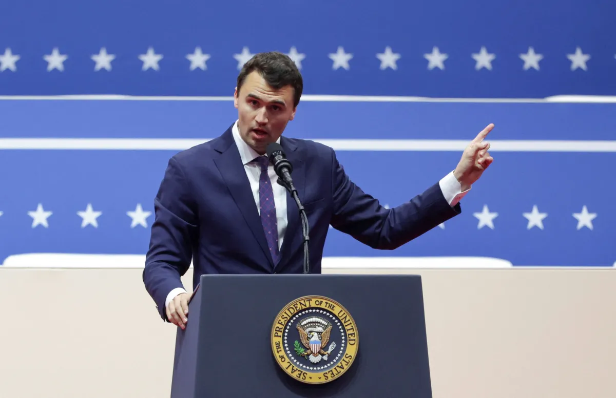 Influenciador trumpista Charlie Kirk é baleado em evento nos EUA, diz fonte