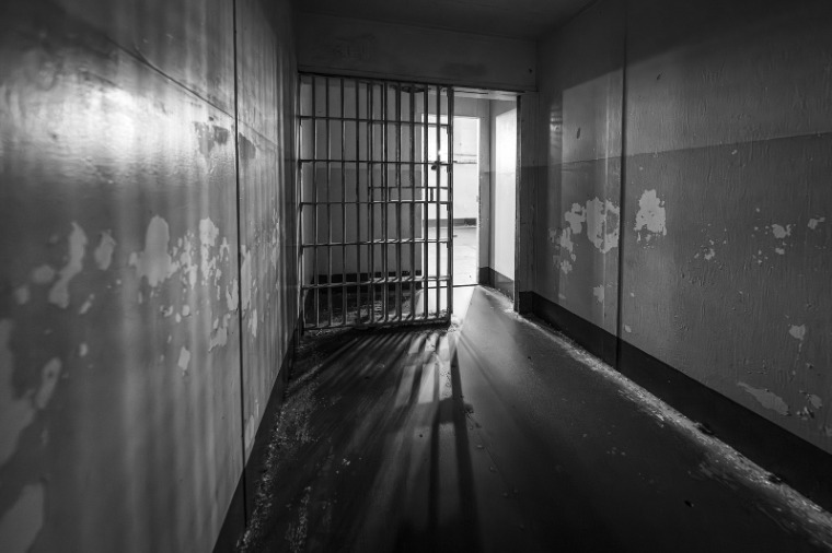 Justiça acolhe pedido do MP e mantém preso ex que arrastou mulher na rua