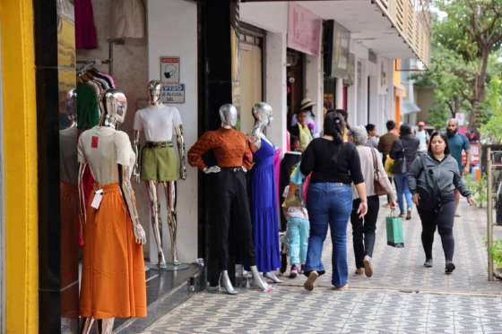 Lojistas do Centro de Cuiabá se opõem à feira aos sábados na Rua 13 de Junho
