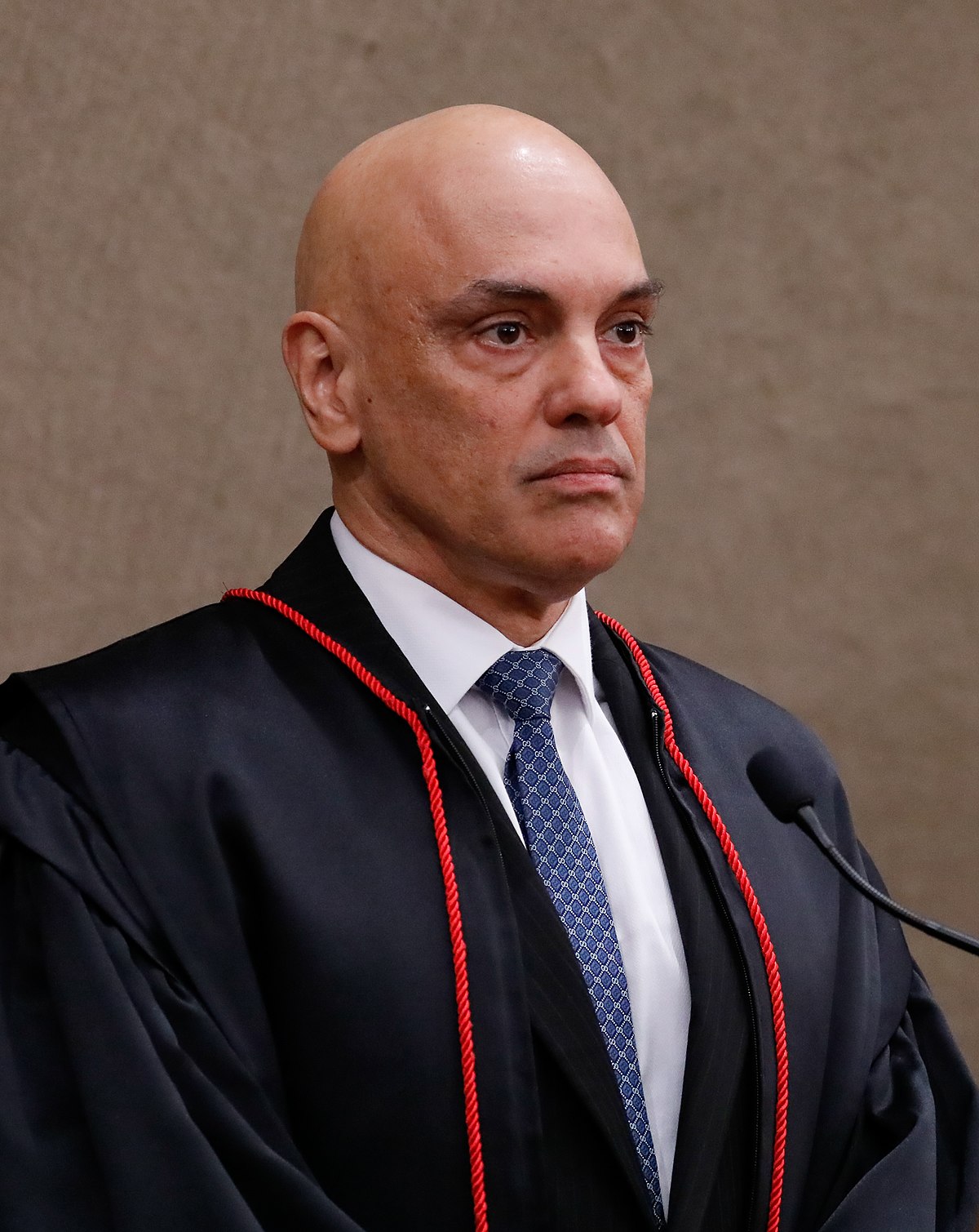 Moraes determina reforço de policiamento na casa de Bolsonaro
