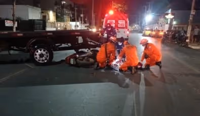 Mulher morre em grave colisão entre moto e caminhão-guincho na avenida Beira Rio, na capital