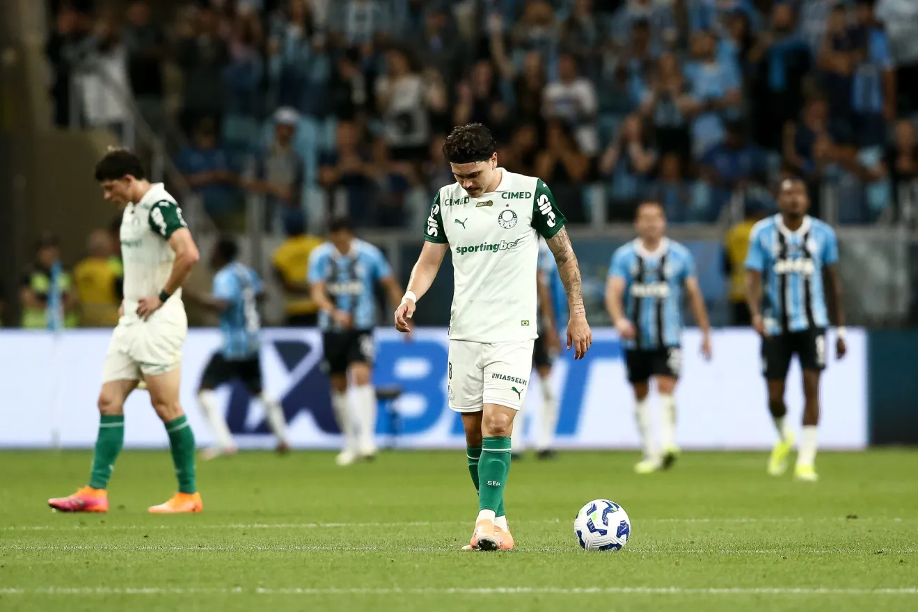 Palmeiras leva virada do Grêmio e perde chance de se aproximar da liderança