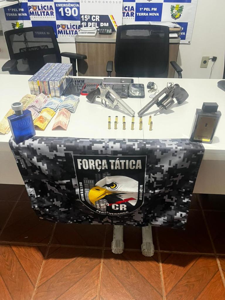 PM recupera dois carros roubados, apreende armas de fogo e prende suspeitos