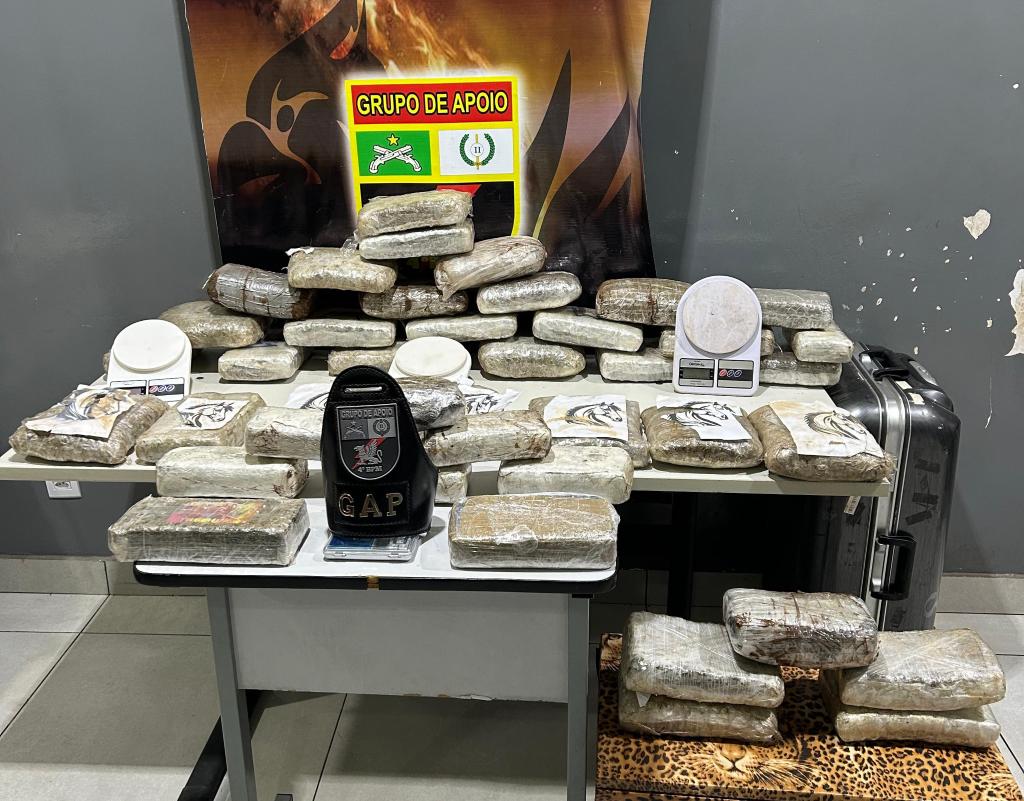 Polícia Militar apreende 41 tabletes de supermaconha e prende três homens por tráfico