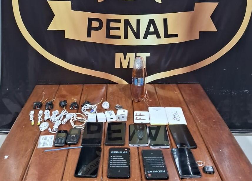  Polícia Penal intercepta pacotes e impede entrada de 14 celulares levados por drones