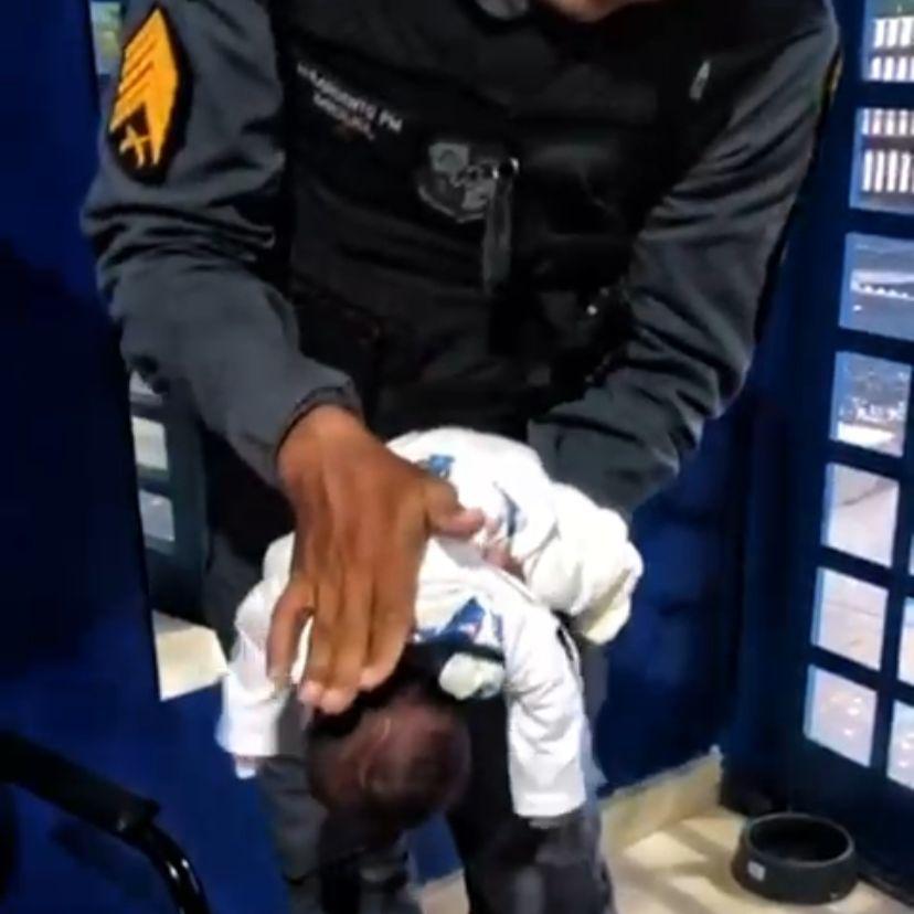 Policiais militares ajudam a salvar bebê de 15 dias engasgado com leite materno em Cuiabá