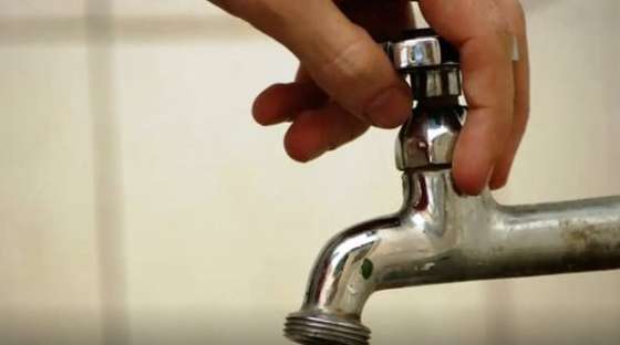 Prefeitura proíbe lavar calçadas e encher piscinas por 180 dias devido à falta de água