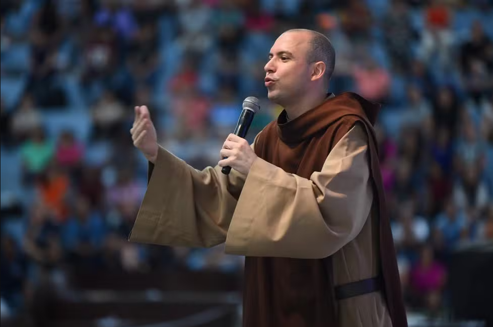 Quem é Frei Gilson, líder religioso que reúne milhões em madrugadas de quaresma digital