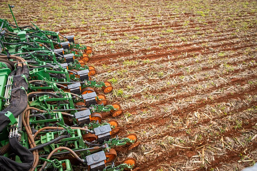 Safra 2025/26 avança sob pressão de crédito e clima incerto