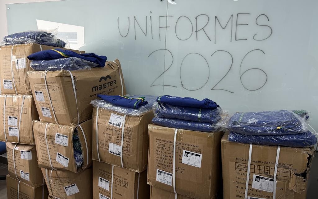  Seduc inicia entrega do kit de uniformes para escolas da rede estadual de ensino