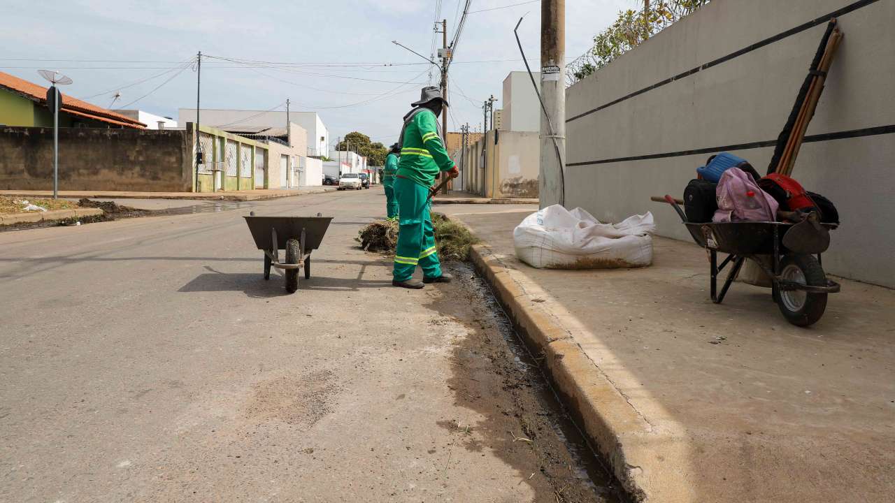 Serviços de zeladoria seguem por bairros de várias regiões de Várzea Grande