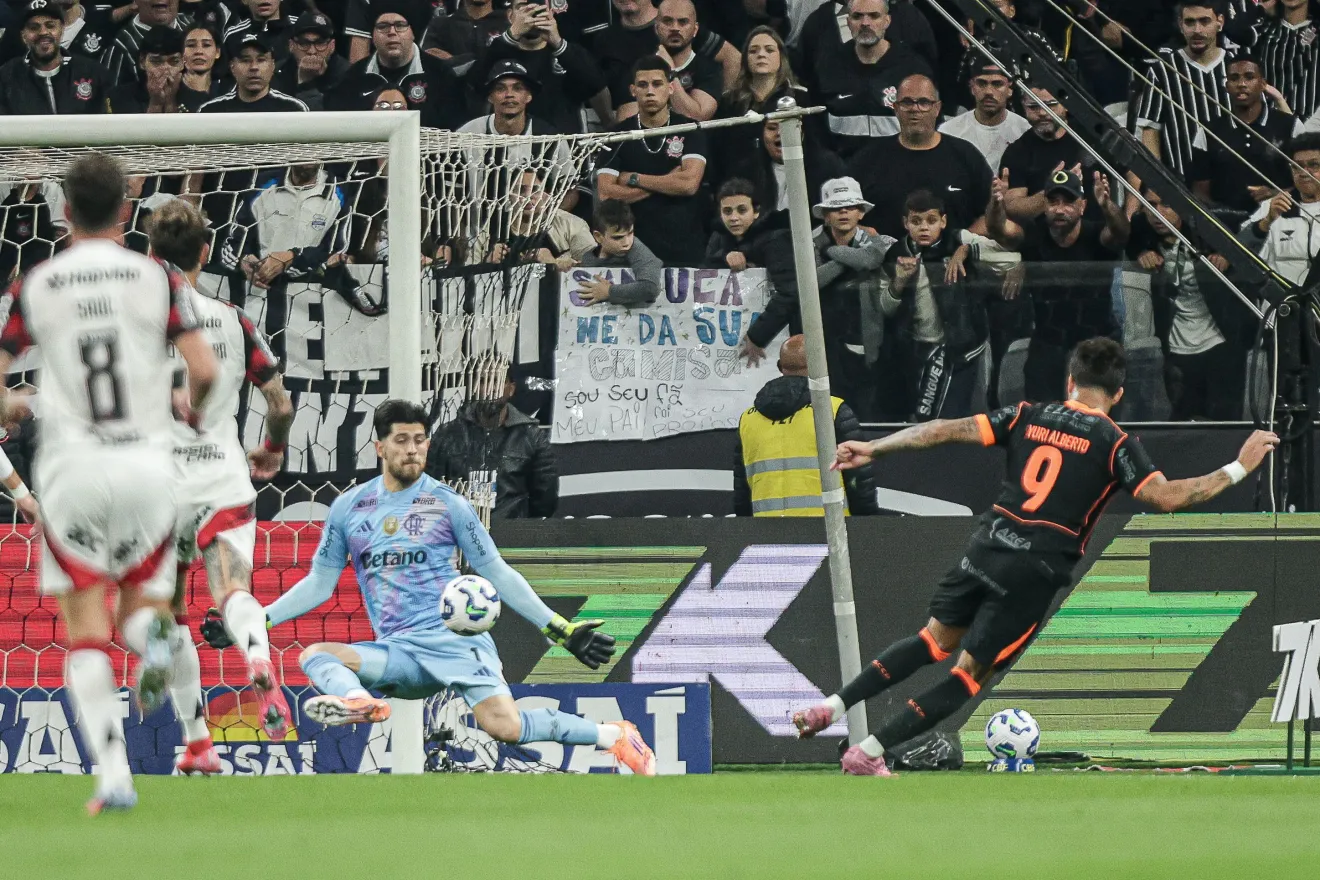 Yuri Alberto perde pênalti, Flamengo marca no fim e vence Corinthians